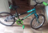 VENDE -SE UMA BICICLETA