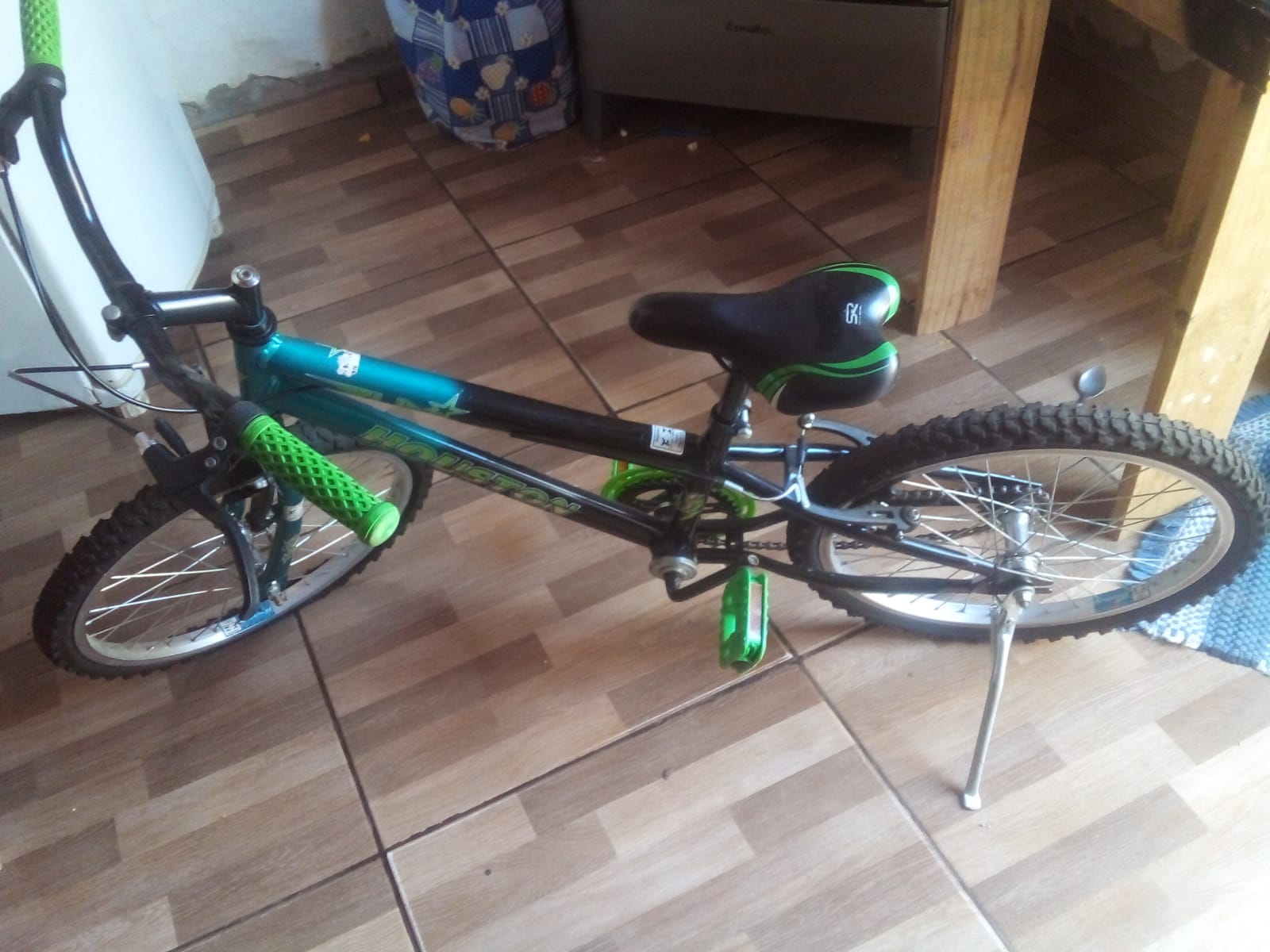 VENDE -SE UMA BICICLETA